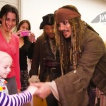 Ο Τζόνι Ντεπ κάνει έκπληξη σε ασθενείς νοσοκομείου για παιδιά στην Αυστραλία