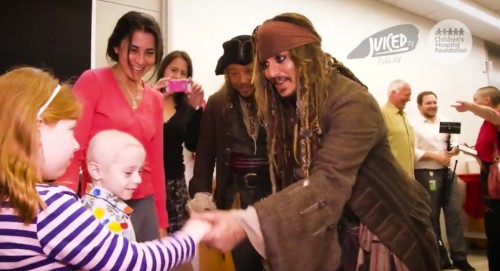 Ο Τζόνι Ντεπ κάνει έκπληξη σε ασθενείς νοσοκομείου για παιδιά στην Αυστραλία
