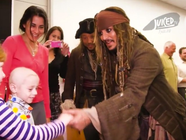 Ο Τζόνι Ντεπ κάνει έκπληξη σε ασθενείς νοσοκομείου για παιδιά στην Αυστραλία