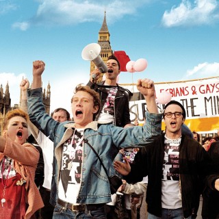 Pride: Μία ακομπλεξάριστη queer ταινία με πανκ μπρίο και άφθονο βρετανικό φλέγμα