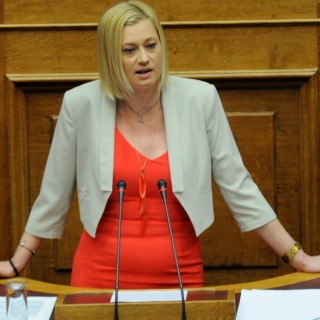 Η Ραχήλ Μακρή δίνει ραντεβού. Στα γουναράδικα.