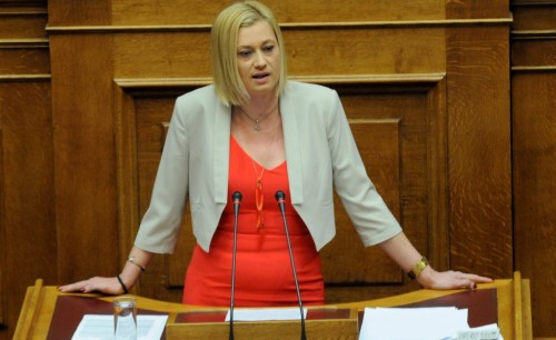 Η Ραχήλ Μακρή δίνει ραντεβού. Στα γουναράδικα.