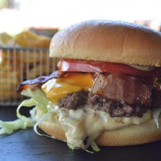 Έχεις γενέθλια τον Ιούλιο; Κερνάμε Ηappy Burger εσένα και την παρέα σου.