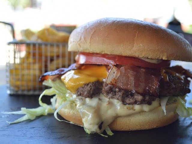 Έχεις γενέθλια τον Ιούλιο; Κερνάμε Ηappy Burger εσένα και την παρέα σου.