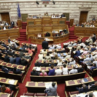 Ποιοι «μπαίνουν» και ποιοι «βγαίνουν» από τη βουλή με βάση τα μέχρι τώρα αποτελέσματα