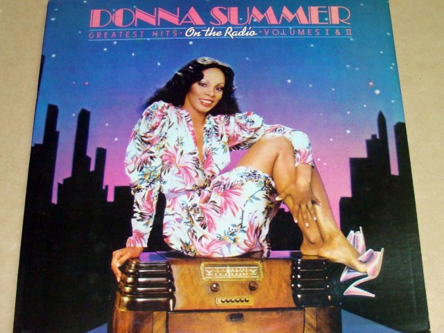 Ο Γιώργος Μιχαλόπουλος κάθε φορά που ακούει το “Hot Stuff” θυμάται έναν πατημένο αχινό. Ή το αντίθετο.