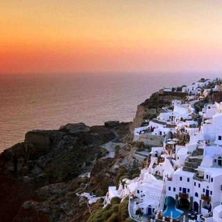 Πώς μπορεί ένα αθώο (διπλό) τόπλες να στρέψει τις κάμερες των Γιαπωνέζων στην αντίθετη κατεύθυνση του ηλιοβασιλεμάτος της Οίας;