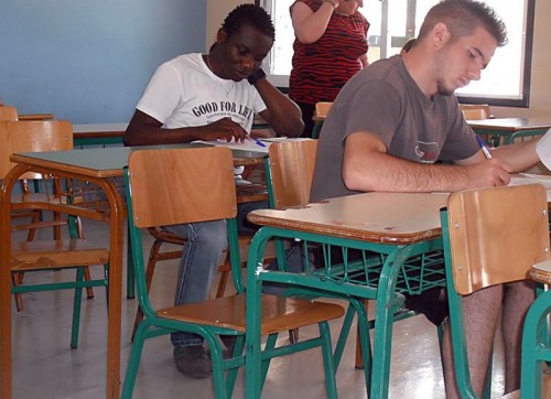 Ο Ζυλιέν πριν τρία χρόνια δεν ήξερε ελληνικά, σήμερα μπήκε πρώτος στα ΤΕΙ Πειραιά