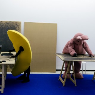 Πήγαμε στα εγκαίνια της έκθεσης του Γιάννη Βαρελά: New Flags for a new country