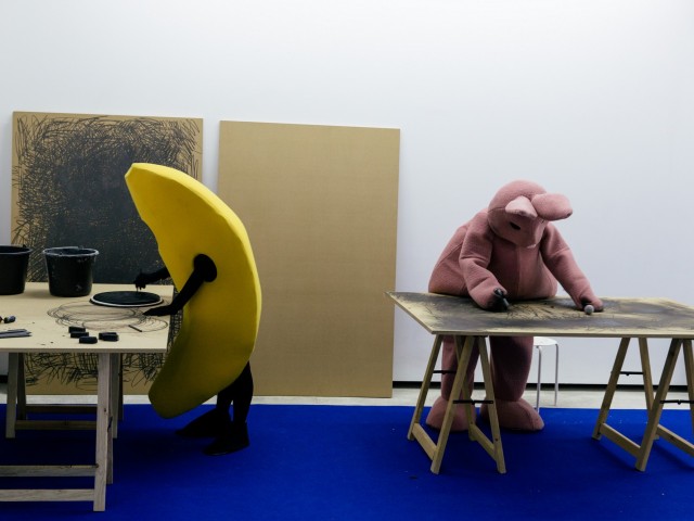 Πήγαμε στα εγκαίνια της έκθεσης του Γιάννη Βαρελά: New Flags for a new country