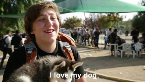 Το βίντεο με τον 17χρόνο Σύριο πρόσφυγα που έφτασε στη Λέσβο με το σκύλο του