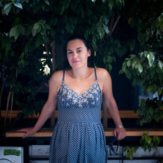 H Ελένη Σταματούκου έγραψε το «Μπλε» αναζητώντας το καλοκαίρι που δεν τελειώνει ποτέ