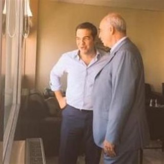 Απρόσμενη συνάντηση Τσίπρα – Μεϊμαράκη στο αεροδρόμιο του Ηρακλείου