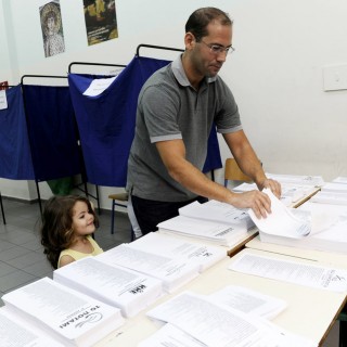 Guardian: Όποιος και αν κερδίσει στις εκλογές, οι συνέπειες θα είναι οι ίδιες