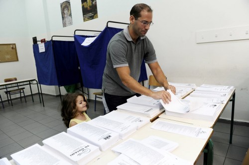 Guardian: Όποιος και αν κερδίσει στις εκλογές, οι συνέπειες θα είναι οι ίδιες