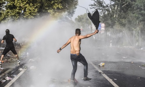 Αντλίες νερού και δακρυγόνα κατά προσφύγων στα σύνορα της Ουγγαρίας