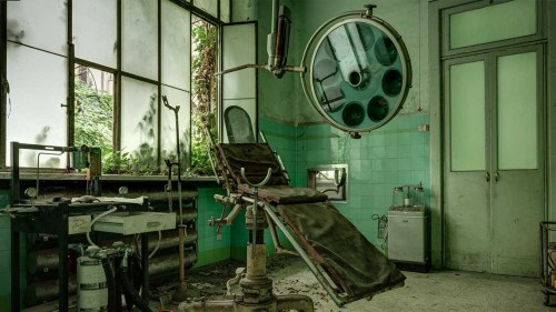 Απόκοσμες φωτογραφίες από ερημωμένα ιταλικά ψυχιατρεία