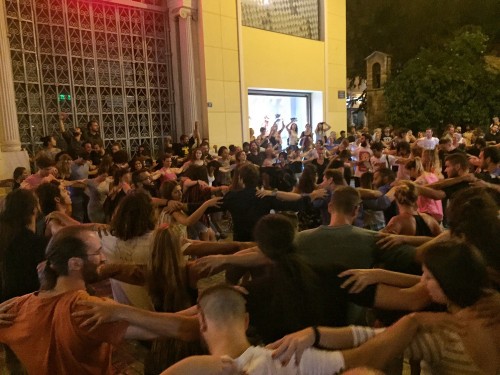 Έκλεισε η Ερμού από Ικαριώτικο γλέντι στην Καπνικαρέα