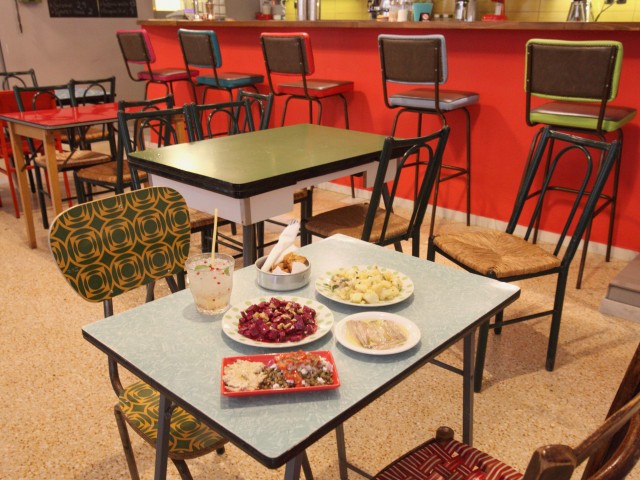 Το συνεταιριστικό τσιπουράδικο «Φορμάικα» συνδυάζει το τραπέζι της γιαγιάς σου με τσίπουρα και τζαζ μουσικές