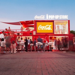 H Coca-Cola γιόρτασε τα 100 χρόνια του διάσημου μπουκαλιού της στο εντυπωσιακό Coca-Cola Pop-Up Store!