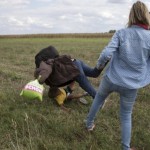 Ουγγαρία: Απολύθηκε εικονολήπτρια που κλώτσησε και έβαλε τρικλοποδιά σε μετανάστες