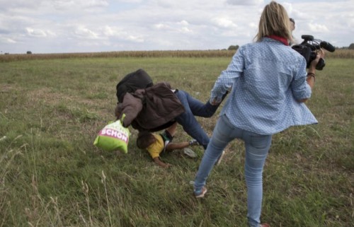 Ουγγαρία: Απολύθηκε εικονολήπτρια που κλώτσησε και έβαλε τρικλοποδιά σε μετανάστες