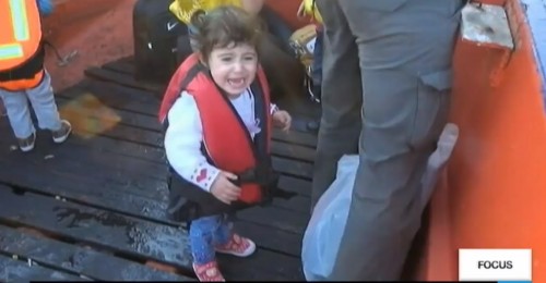 Συνεργείο γαλλικού δικτύου έκανε μαζί με τους μετανάστες το ταξίδι από τα τουρκικά παράλια προς τη Λέσβο