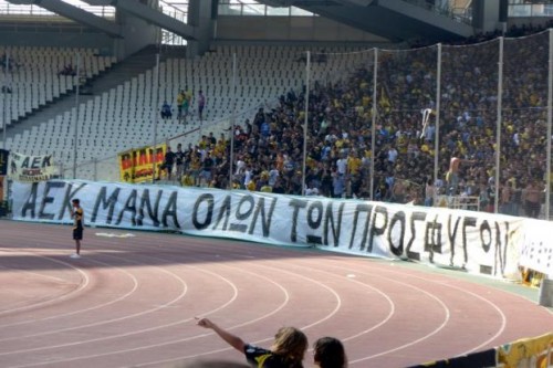 Το πανό που σήκωσαν για τους πρόσφυγες οι οπαδοί της ΑΕΚ στο ΟΑΚΑ