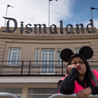 Ο Banksy διαλύει την έκθεση (ή μήπως πάρκο;) Dismaland για να στεγαστούν πρόσφυγες