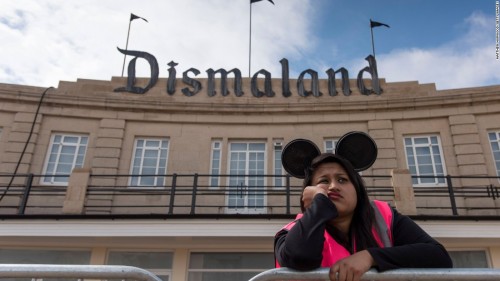 Ο Banksy διαλύει την έκθεση (ή μήπως πάρκο;) Dismaland για να στεγαστούν πρόσφυγες