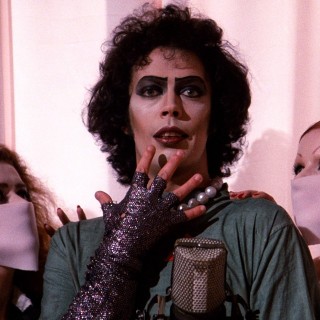 40 χρόνια Rocky Horror Picture Show: Πώς μια εμπορικά αποτυχημένη ταινία μετατράπηκε σε cult classic που συνεχίζει ακόμα και σήμερα να επηρεάζει την ποπ κουλτούρα;