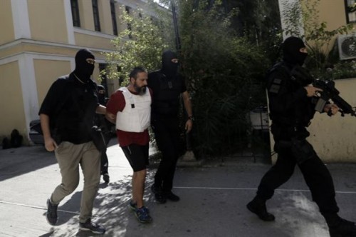 Τρία καλάσνικοφ στο σπίτι του Πετρακάκου