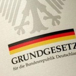 Τα 20 πρώτα άρθρα του γερμανικού Συντάγματος θα μοιράσει η γερμανική κυβέρνηση σε πρόσφυγες