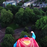 Ο Superman κάνει περιπολία στους ουρανούς με ένα drone