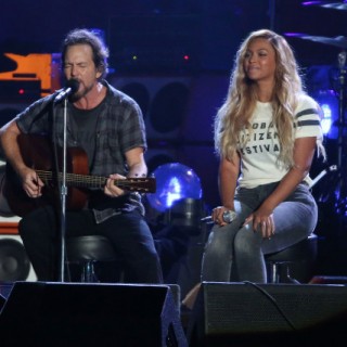 Eddie Vedder & Beyoncé τραγουδάνε μαζί Bob Marley