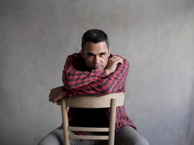 Ο Πιέρρος Ανδρακάκος αποφάσισε να γίνει σκηνοθέτης ένα βράδυ που χάθηκε στους δρόμους της Νέας Υόρκης