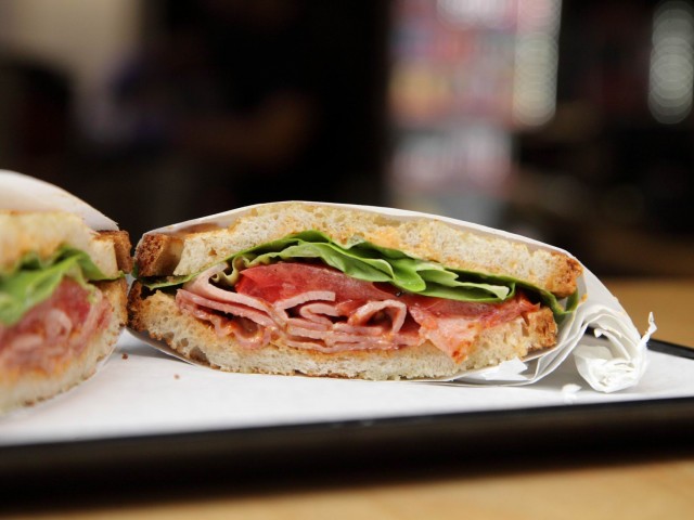 Γιατί έχεις τόσο μεγάλο στόμα; Για να τρώω τα σάντουιτς από το Big Mouth