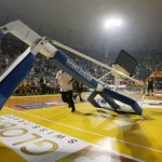 Μπασκετμπολίστας γκρεμίζει μ’ ένα κάρφωμα τη μπασκέτα