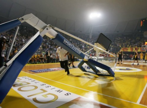 Μπασκετμπολίστας γκρεμίζει μ’ ένα κάρφωμα τη μπασκέτα