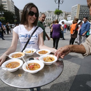 Η Πλατεία Κοτζιά μετατράπηκε σε ένα τεράστιο τραπέζι για 5000 συνδαιτυμόνες