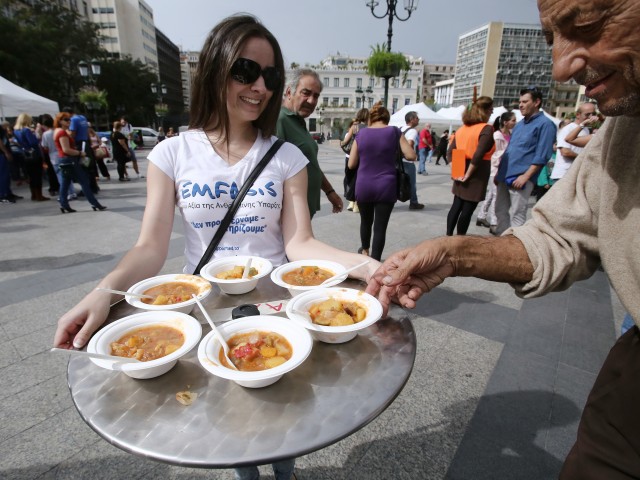 Η Πλατεία Κοτζιά μετατράπηκε σε ένα τεράστιο τραπέζι για 5000 συνδαιτυμόνες