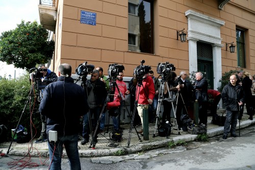 Μειώνονται οι άδειες τηλεοπτικών σταθμών