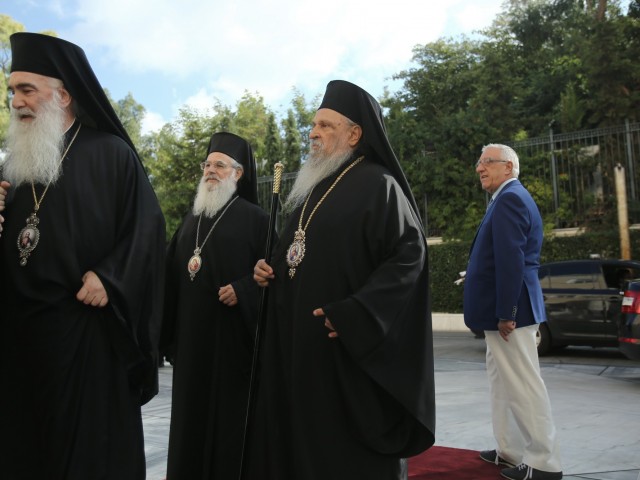 Πίσω μου σ’ έχω Κακλαμάνη