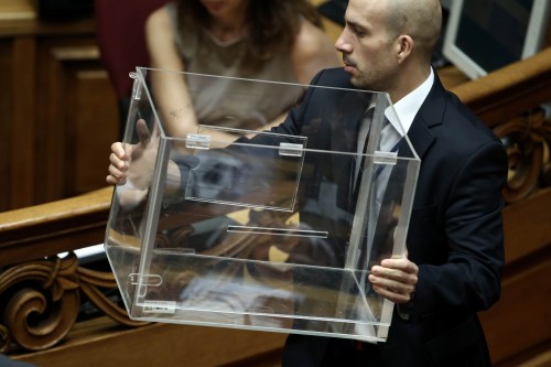 M’ ευρεία συναίνεση πέρασε από τη Βουλή ο νόμος για την ανακεφαλαιοποίηση