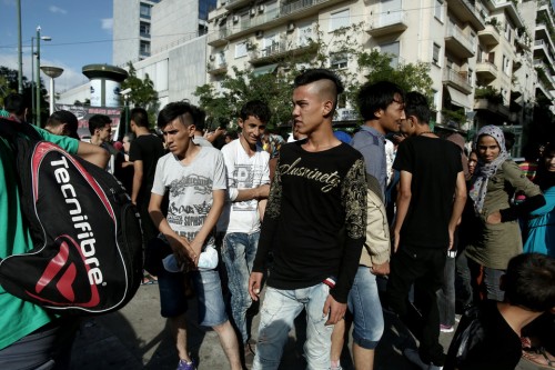 400 πρόσφυγες μεταφέρθηκαν από την πλατεία Βικτωρίας στο Γαλάτσι