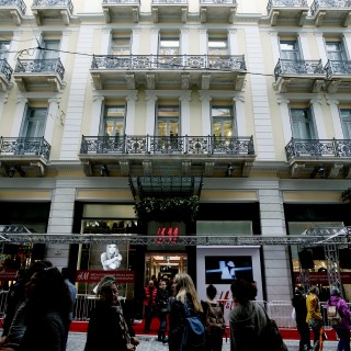 Μπήκαμε (και εμείς) στο μεγαλύτερο κατάστημα H&M στην Ελλάδα