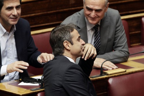 Φουντώνουν τα σενάρια που θέλουν τη ΝΔ να καταθέτει πρόταση μομφής για τη συμφωνία με την πΓΔΜ