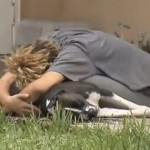 Αστυνομικός πυροβολεί εν ψυχρώ σκύλο επειδή νόμιζε ότι θα του επιτεθεί (Σκληρό Βίντεο)