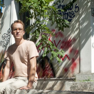 Nick Mauss: Ο neo dandy της αμερικανικής ζωγραφικής στην Αθήνα