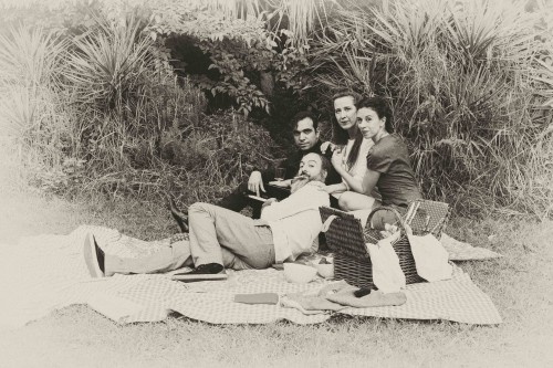 «Ο Φίλιπ Γκλας αγοράζει μια φραντζόλα ψωμί» στο Θέατρο 104